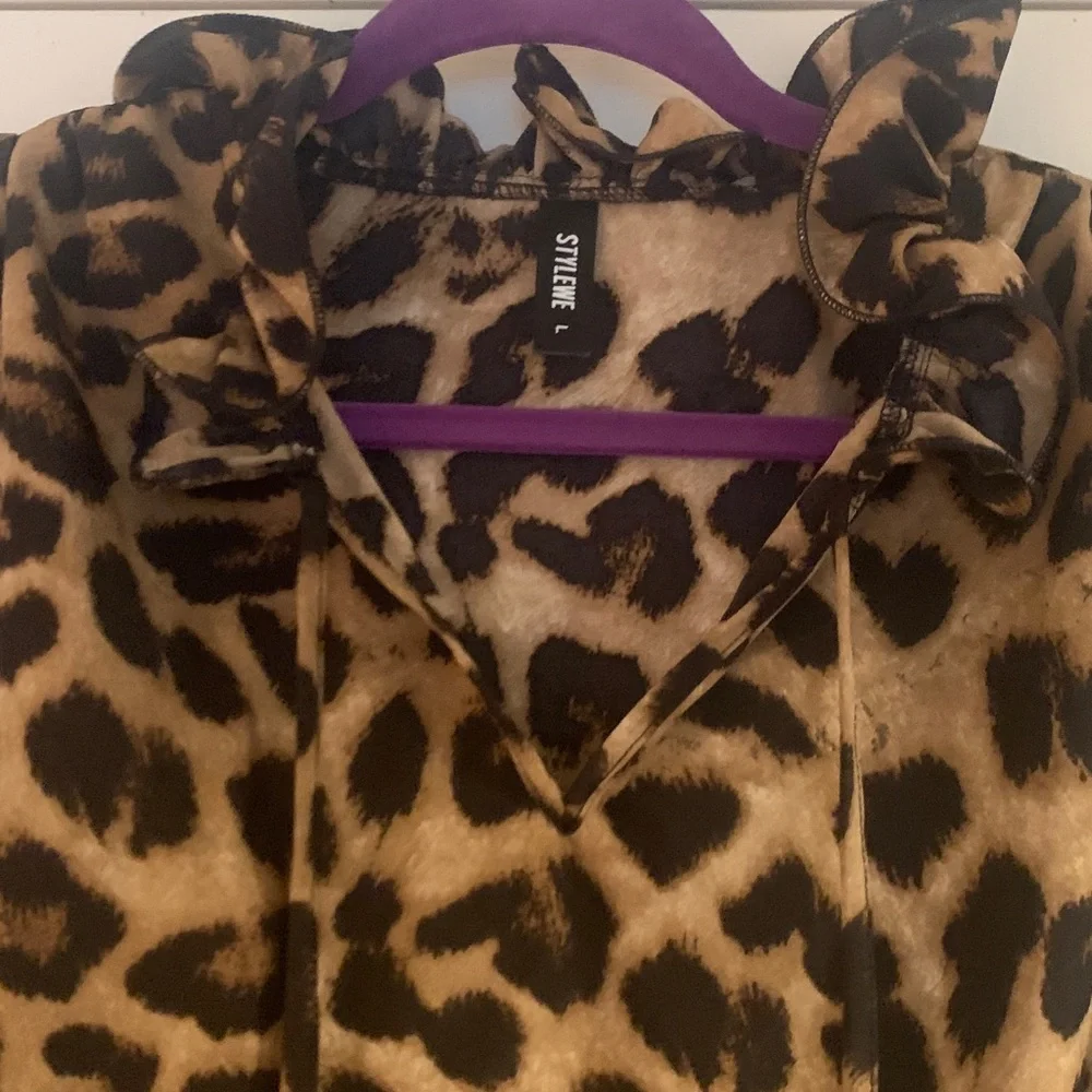 Leopard Print Ruffle Blouse - Picture 3 of 4